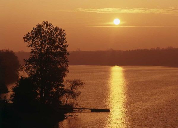 Canada, Ontario, London, Fanshawe Lake at sunrise